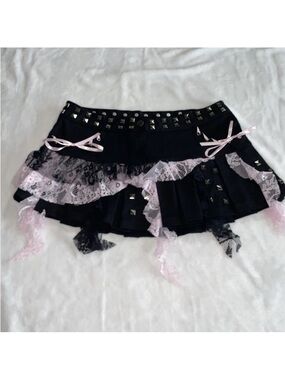 NWT. Pop Punk Princess Grunge

Lace Studded Pleated Skirt DollsKill Size Small